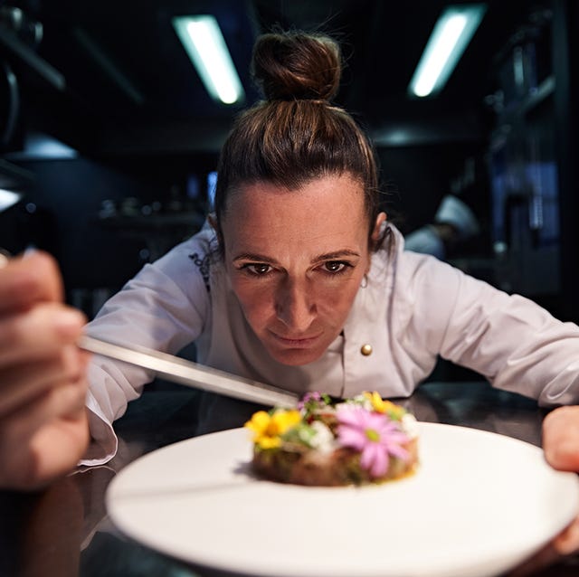 la chef begoña rodrigo, preparando uno de los platos del menú 'comer con los ojos' hecho junto al fotógrafo javier corso y xiaomi